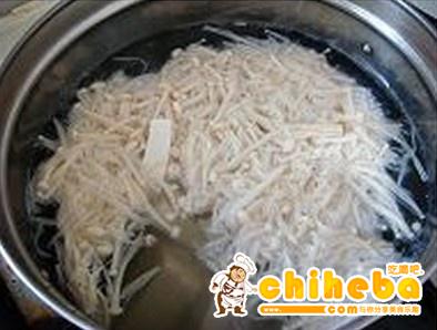 金针菇豆腐肉片汤的做法 步骤3